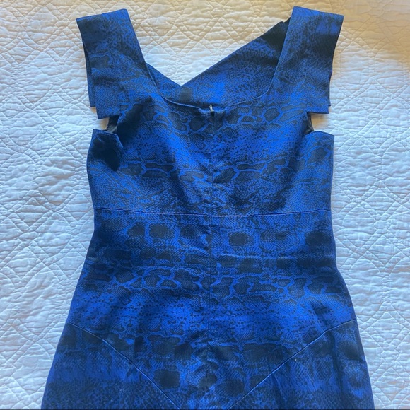 Iconic Black Halo Jackie O navy/black python print sheath dress with Bi-stretch - Picture 4 of 8